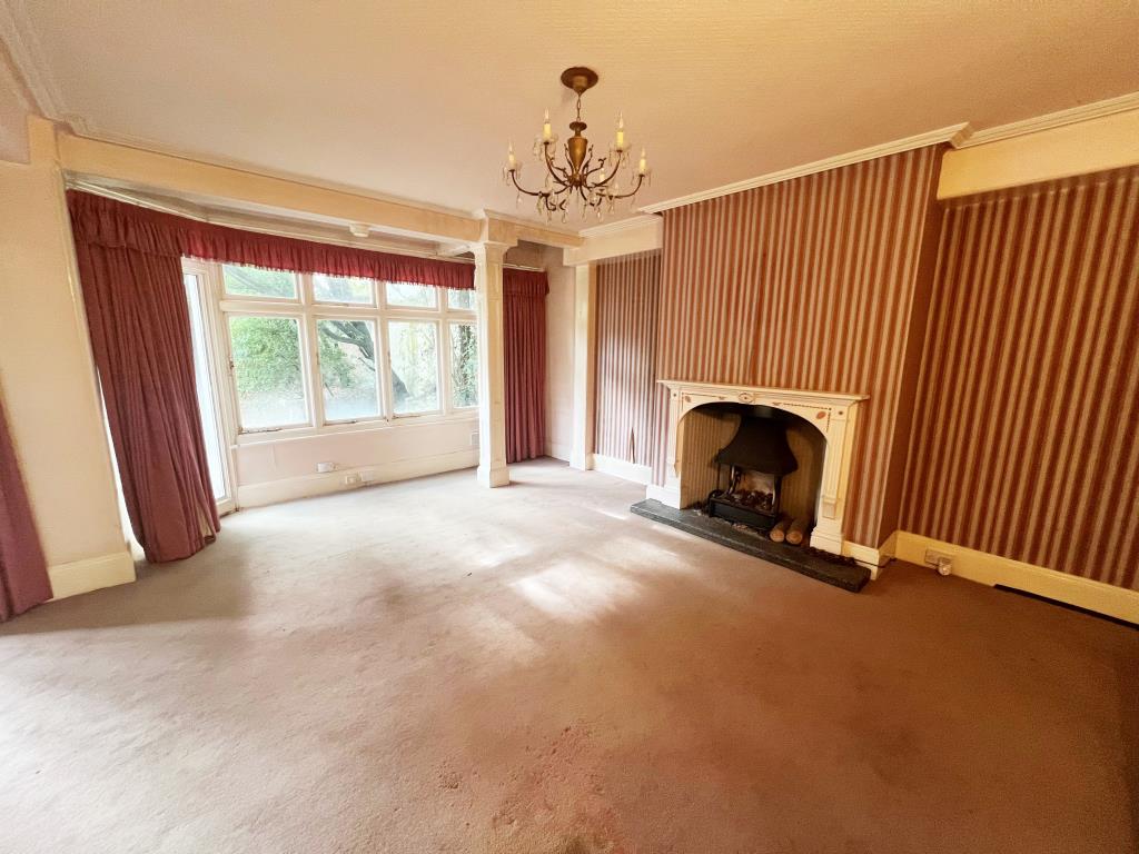 Lot: 29 - DETACHED HOUSE WITH ROOF TERRACE AND GARDEN IN CENTRAL SOUTHSEA - living room with open fire place